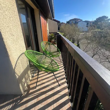 Appartement Lovely Perfect For Couples Close To